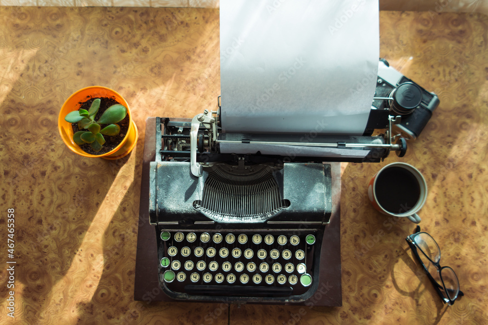 Fototapete old antique typewriter with inserted paper for writing articles and books on the desktop.