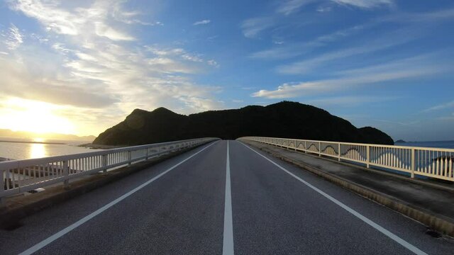 夏の終わりの朝焼けが映える阿嘉大橋の風景 