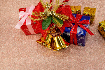 クリスマス背景素材　トナカイとクリスマスベルとプレゼント