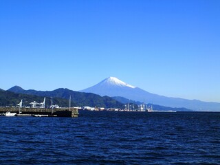	＜静岡　清水＞清水港からみた富士山