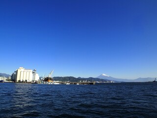 	＜静岡　清水＞清水港からみた富士山