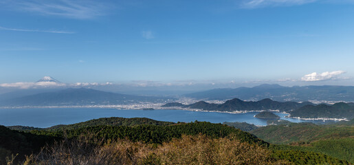 伊豆半島だるま山高原レストハウスから見える富士山と内浦湾のパノラマ（秋）
