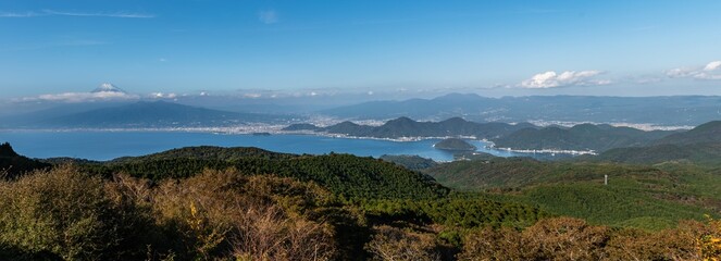 Fototapeta na wymiar 伊豆半島だるま山高原レストハウスから見える富士山と内浦湾のパノラマ（秋）