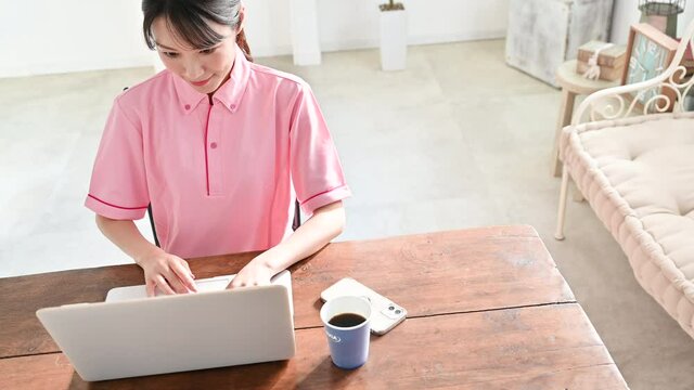 保育士や幼稚園、介護士、教師などがパソコン作業をしている動画1 コピースペースあり