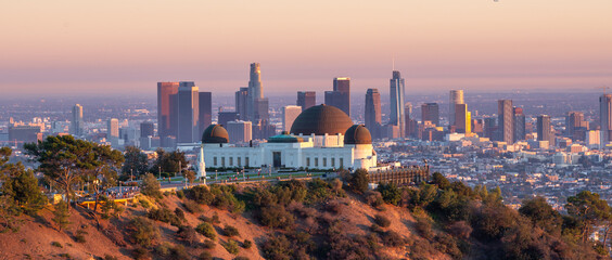 Griffith Observatory and Los Angeles city skyline at sunset - obrazy, fototapety, plakaty