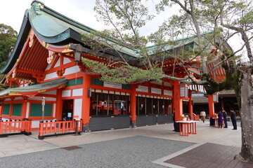 Obraz premium A Japanese temple in Kyoto 日本の京都にある神社 : Nai-hai-den Hall to pray in the precincts of Fushimi-inari-taisha Shrine 伏見稲荷大社の境内にある内拝殿