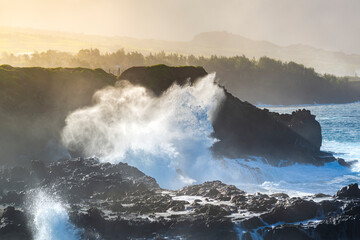Spectable de la houle sur les rochers