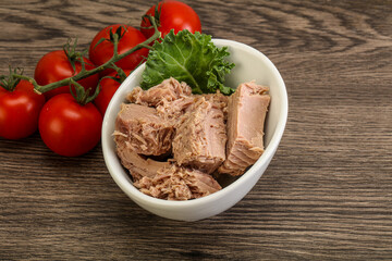 Canned tuna fillet in the bowl