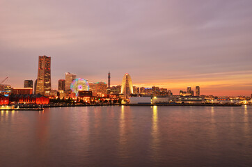 Fototapeta na wymiar 大さん橋から見る横浜みなとみらいのマジックアワーの夕景