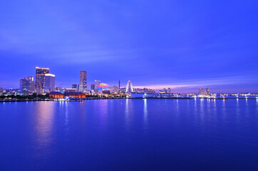 Naklejka premium 大さん橋から見る横浜みなとみらいのマジックアワーの夜景