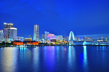 Fototapeta na wymiar 大さん橋から見る横浜みなとみらいのブルーアワーの夜景