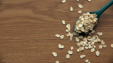 Obraz na płótnie Canvas Rolled oats on a spoon.