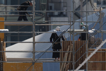 ビルの建設現場の様子　足場を組んでいる　東京、赤坂5丁目の街の風景　赤坂駅前、一ツ木通り、赤坂通り、三分坂、円通寺坂がある。台地の下の部分には住宅街あ広がる。放送局の建物がランドマークタワーとなっている。　赤坂、港区、東京、日本