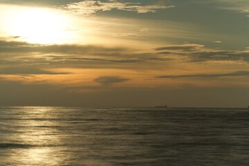 Obraz premium horizon from the seashore during golden hour in the evening