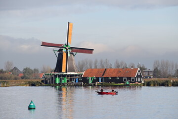 Fototapeta na wymiar Windmühle in Holland mit Fischboot