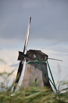 Windm&uuml;hle in Holland durch Schilf