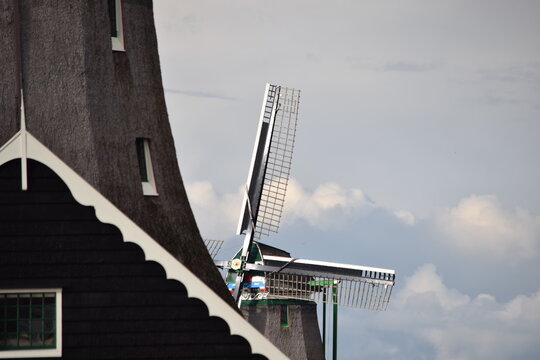 Windm&uuml;hle in Holland durch Schilf