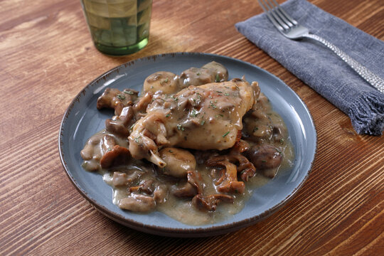 carne di coniglio arrosto con salsa di funghi