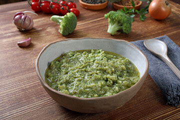 cibo vegetariano zuppa di broccoli