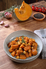 cibo vegetariano zucca arrosto con ceci
