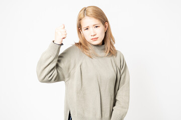 怒っているセーターを着た若い女性