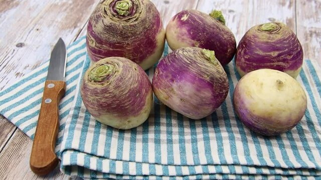 plusieurs navets cru sur une table	