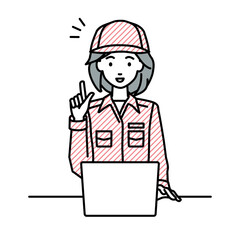 デスクで座ってPCを開いて何かひらめいた作業員の女性