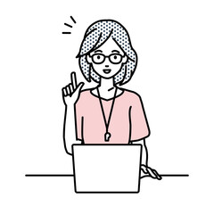 デスクで座ってPCを開いて何かひらめいた教師の女性