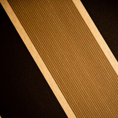 Lignes marron - brun - forées