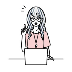 デスクで座ってPCを開いて何かひらめいた教師の女性