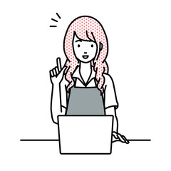 デスクで座ってPCを開いて何かひらめいたカフェ店員の女性