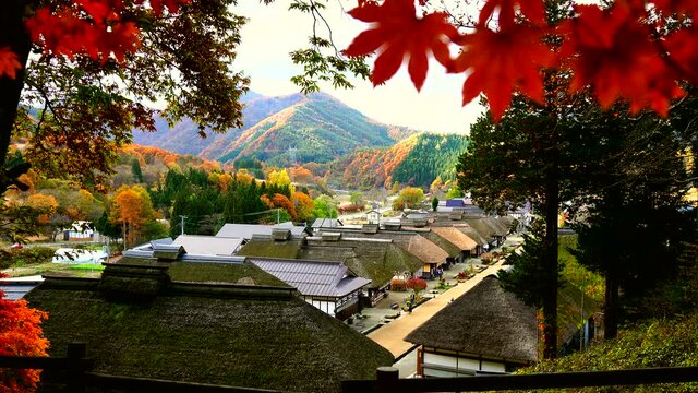 日本の秋の原風景　紅葉の名所福島県大内宿の美しい紅葉