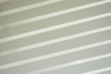 Obraz premium The shadow of the sun shining through the wood