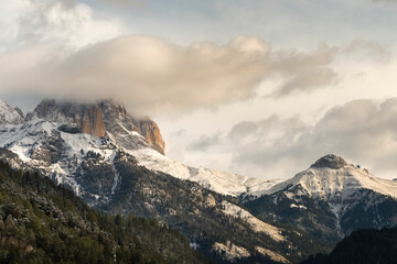 Fototapeta premium trees, mountain paths under the first snow on the lake of carezza in trentino alto adige in italy