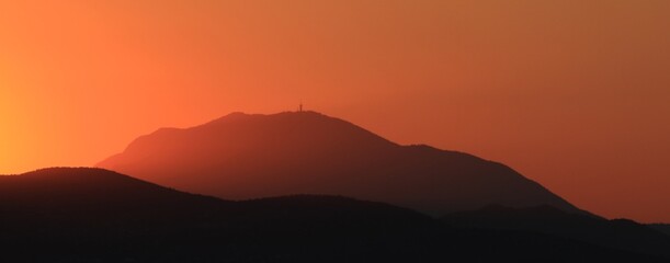 Zachód słońca nad wzgórzami