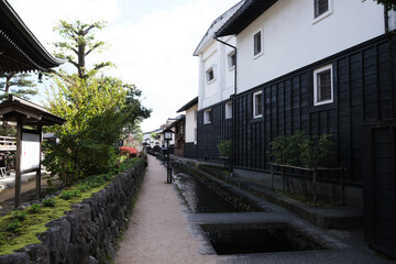 Fototapeta na wymiar 飛騨古川の街中を流れる清流と土蔵と散歩道