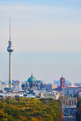 Panorama Berlin: Fernsehturm, Dom, Rathaus und Brandenburger Tor im Hochformat © Rolf Dräger