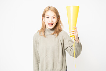 応援するセーターを着た若い女性