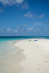 Fototapeta na wymiar Piękna plaża z kajakiem na Malediwach