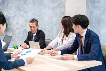 オフィスで会議をするビジネスパーソン