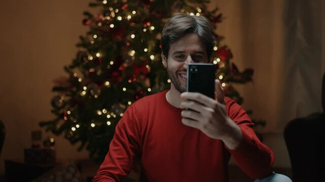 Ragazzo fa la videochiamata con i genitori a Natale