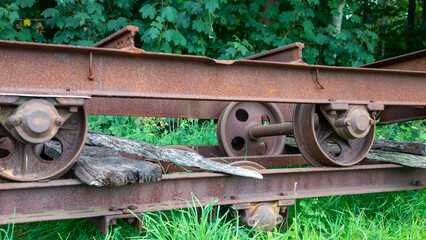 Stahlrad auf Schiene einer Moorbahn
