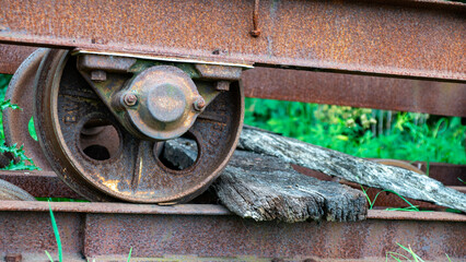 Stahlrad auf Schiene einer Moorbahn