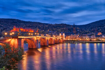 Fototapeta premium Historische Brücke und Schloss in Heidelberg mit Beleuchtung
