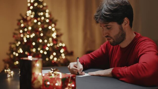 Ragazzo scrive lettera a Babbo Natale