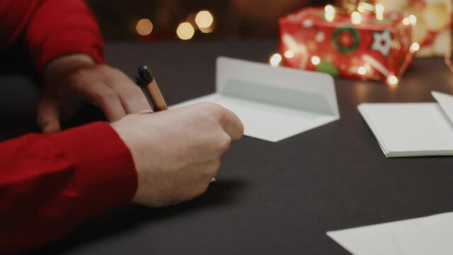 Ragazzo scrive lettera a Babbo Natale