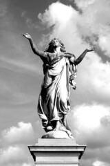 Obraz premium Statue of the Redeemer at the entrance to the Verano Monumental Cemetery in Rome