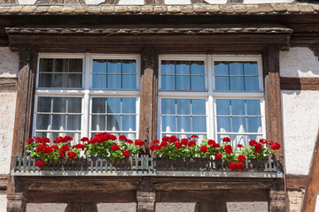 Fototapeta na wymiar Fachwerkhaus, Fenster, Blumenschmuck
