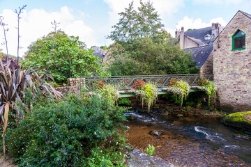 Flussbrücke mit üppigem Pflanzenschmuck