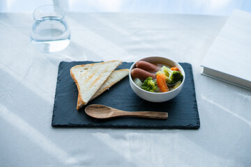 朝食のパンとスープ